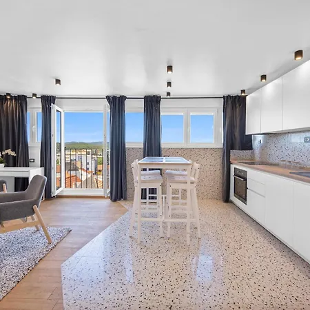 2 Bedroom Beautiful In Apartment Sibenik